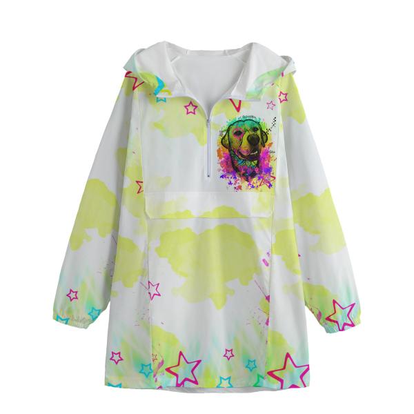 Regenjacke in lila und orange -. Die Regenjacke wird über den Kopf Angezogen und hat eine grosse Kaputze. Das Bild von Leo ist .auf der Brust abgebildet